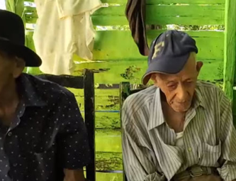 Dos abuelitos en un campo