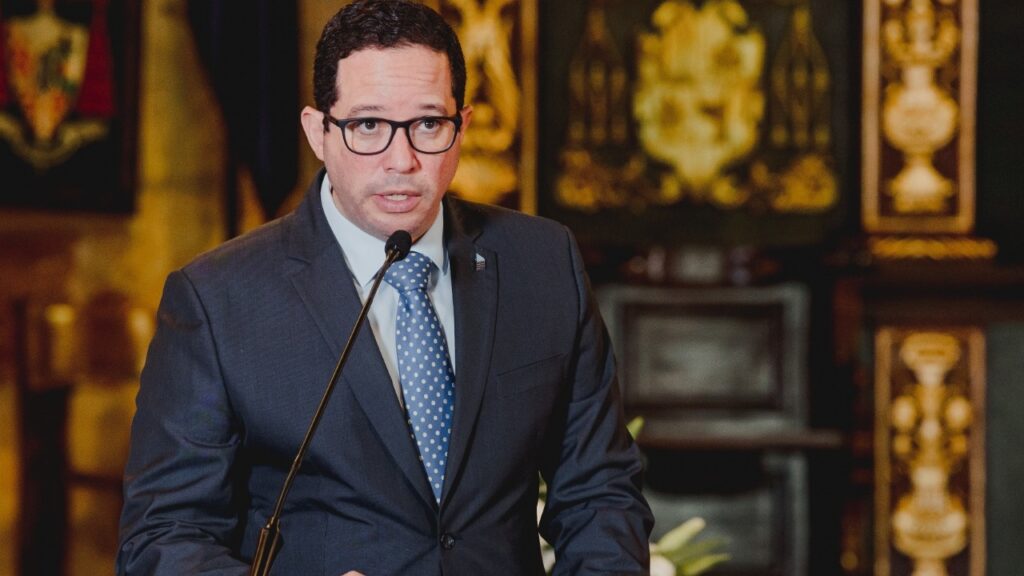 Sigmund Freund es designado nuevo ministro de Administración Pública 