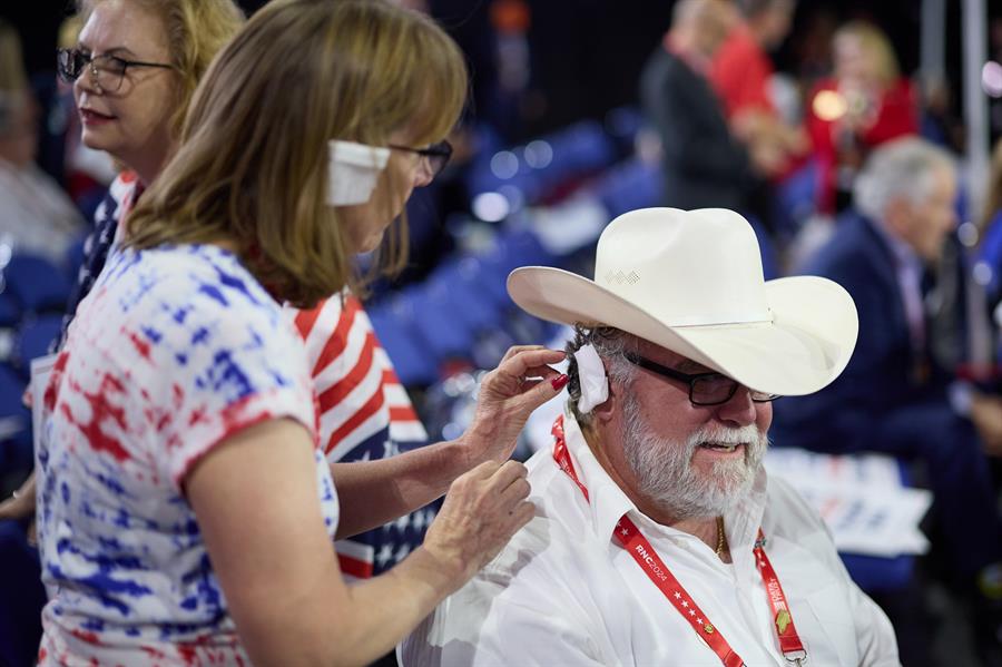 Seguidores de Trump muestran apoyo; acuden a convención con orejas vendadas