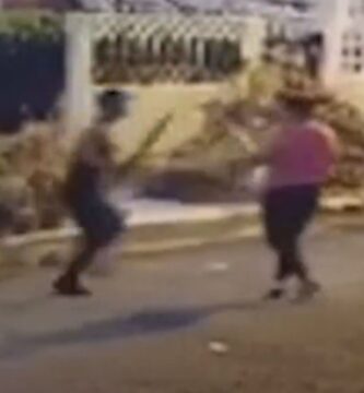 VIDEO: Hombre le propina varios machetazos a una mujer en la zona universitaria