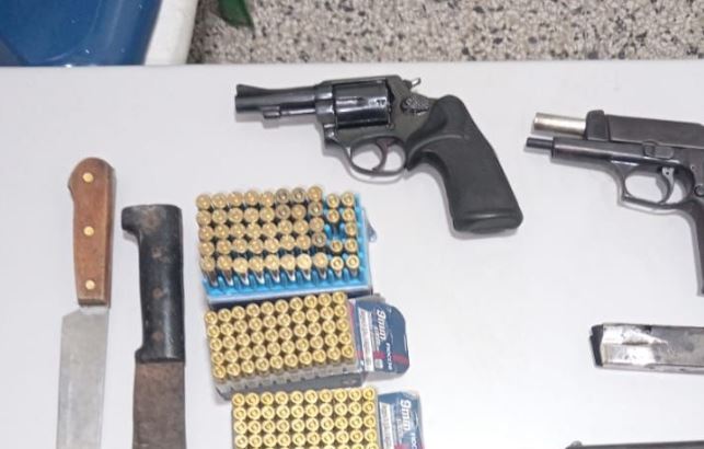 Arrestan hombre por posesión ilegal de armas de fuego