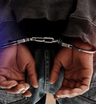 Detienen hombre acusado de estafar personas con más de 500 millones