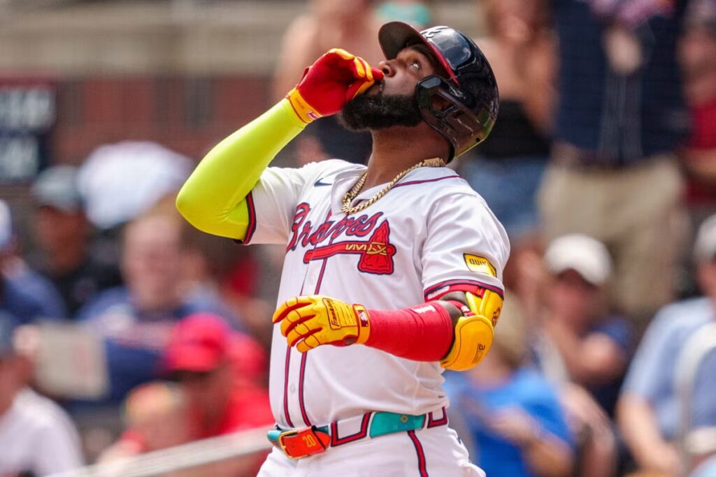 Albies empuja una carrera en la décima y Bravos remontan  y vencen a Cardenales
