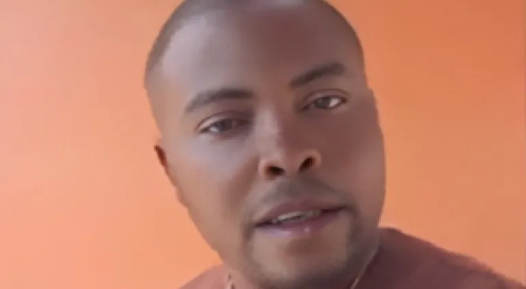 Uno del vecino país manda mensaje a dominicanos Un ciudadano haitiano lanzó amenazas contra dominicanos que marcharán el 30 de marzo en Bávaro, causando preocupación y rechazo. Un ciudadano haitiano, identificado en redes sociales como @Chetume_promo509, ha generado gran indignación tras lanzar amenazas contra los dominicanos que tienen previsto marchar pacíficamente el 30 de marzo en Friusa, Bávaro. A través de un video publicado en TikTok, el individuo insultó y desafió la manifestación, insinuando posibles confrontaciones con quienes participen en la marcha. Sus palabras han causado preocupación en la comunidad y han llamado la atención de las autoridades, quienes ya están al tanto de la situación. En su mensaje, el ciudadano haitiano afirmó que este lado de la isla también les pertenece, basándose en la historia de ambas naciones. Sus declaraciones han sido interpretadas por muchos como una provocación y han generado fuertes reacciones en redes sociales, donde numerosos usuarios han expresado su rechazo a sus comentarios. Ante este escenario, se espera que las autoridades tomen medidas para garantizar la seguridad de la marcha y evitar cualquier tipo de altercado. Los organizadores del evento han reafirmado su compromiso con una manifestación pacífica y han hecho un llamado a la calma, instando a los ciudadanos a no caer en provocaciones. La comunidad de Bávaro y los participantes de la marcha han manifestado su determinación de ejercer su derecho a la libre expresión sin temor a amenazas o violencia. Se espera que en los próximos días se refuercen las medidas de seguridad para asegurar que la jornada transcurra sin incidentes y en un ambiente de paz.