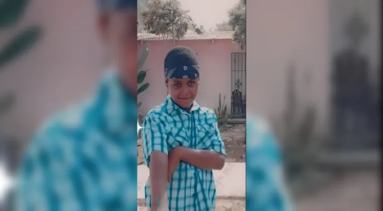 niño en jeepeta